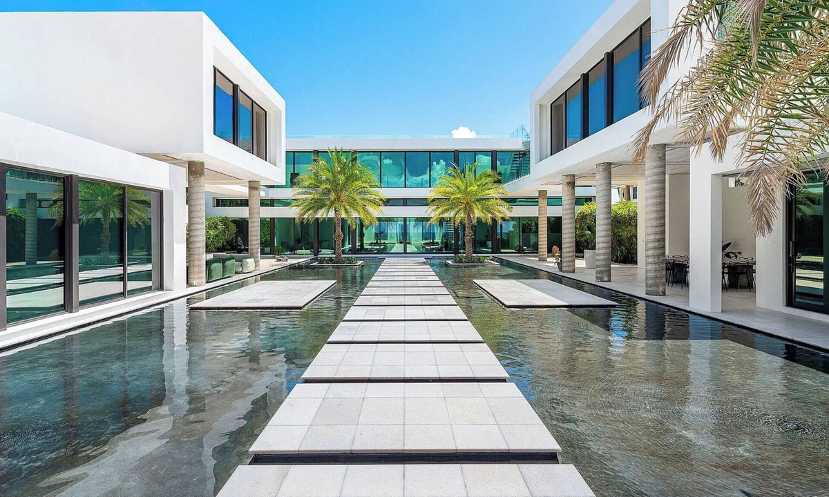 Ocean Ridge House | Stunning and Spacious Beachfront 7-bedroom house in delightful Delray Area