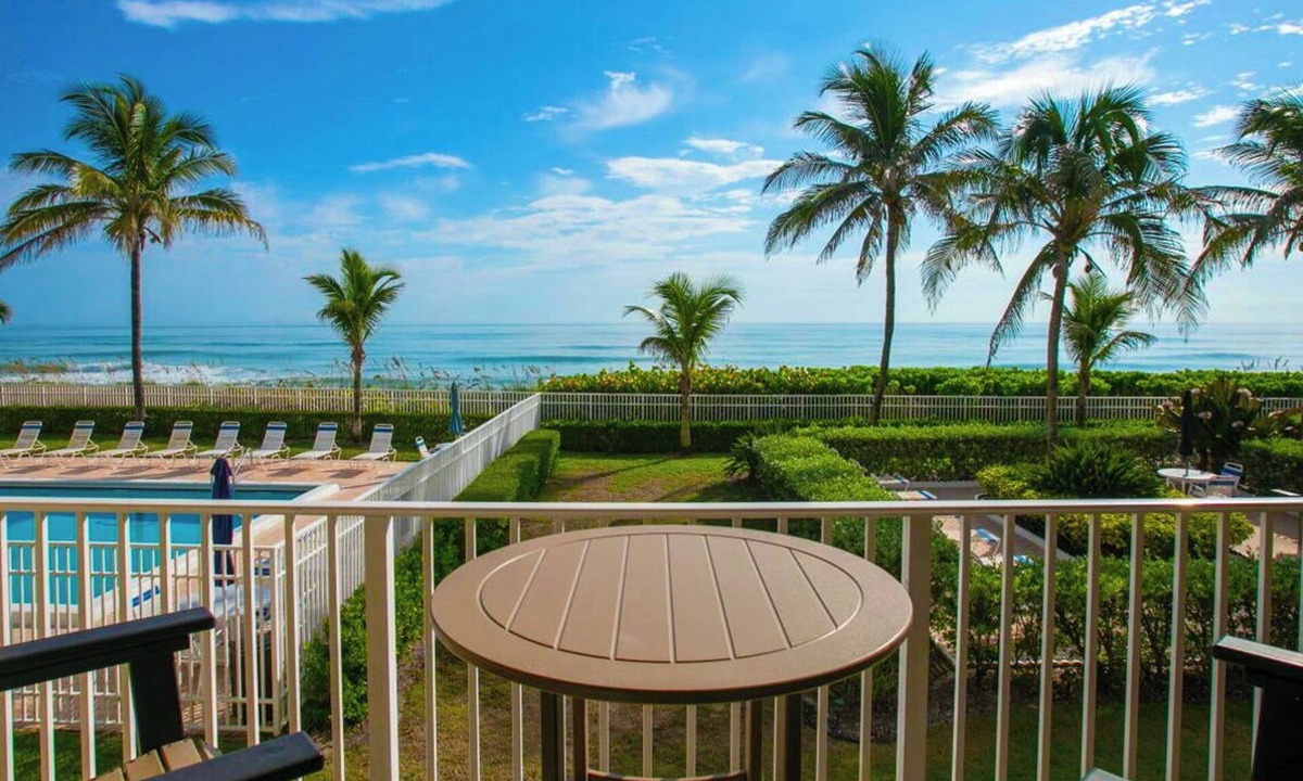 Hutchinson Island South Condo | Stunning Beachfront Condo