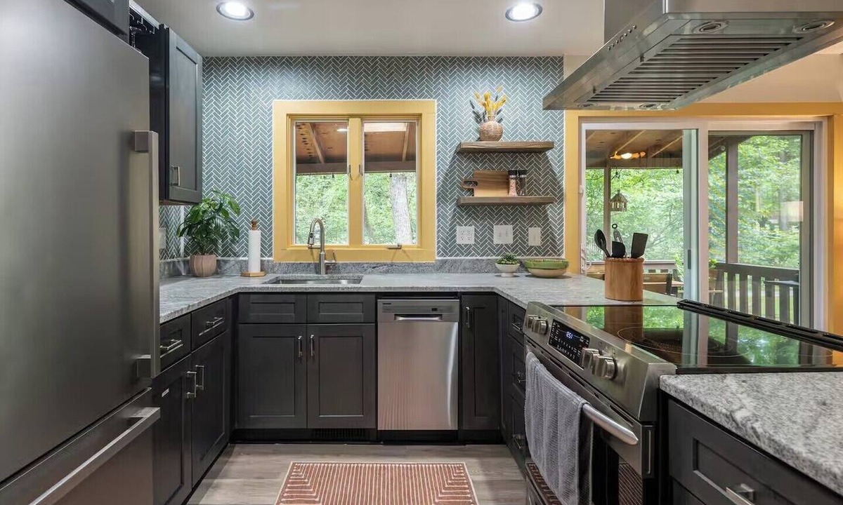 Fletcher Cabin | Stylish Cabin-BlackstoneGrill-Workspace w/Monitor and King-Bed on Main