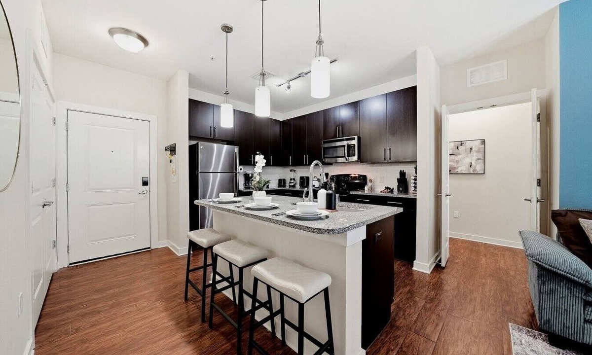 Courier City - Oscawana Apartment | Stylish Condo | Pool, Gym & Yoga | 2 King Suites