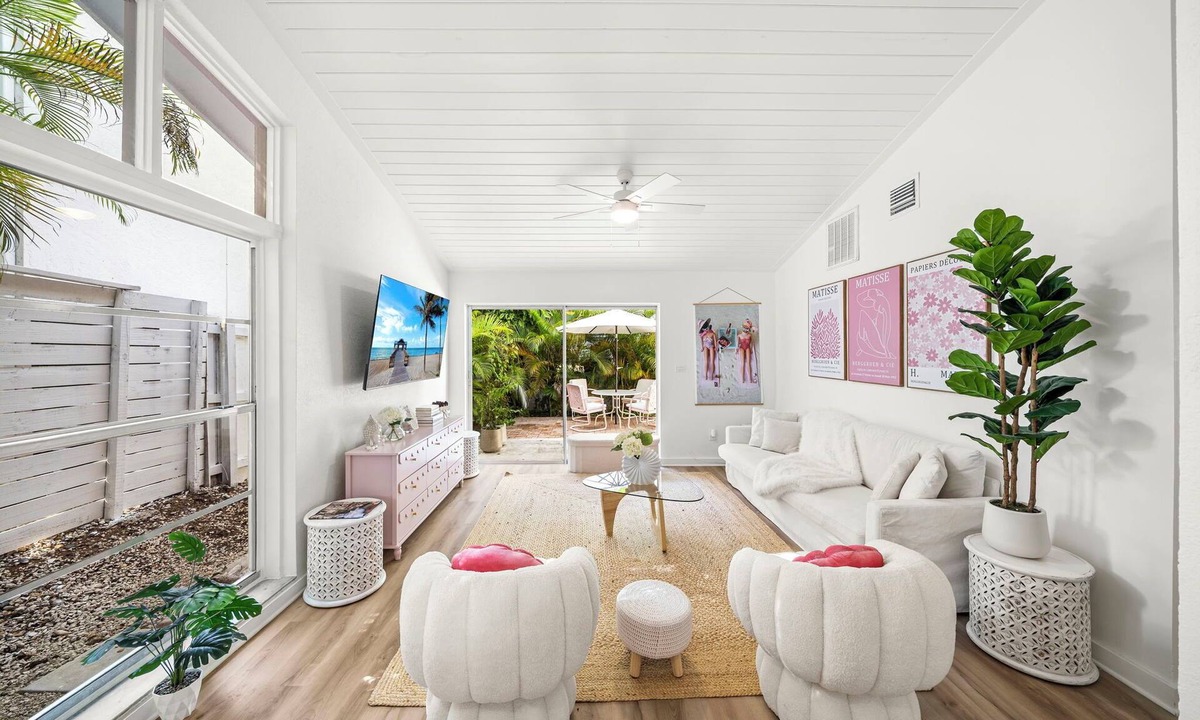 Coconut Grove House | Stylish Garden Retreat in Coconut Grove - Pink