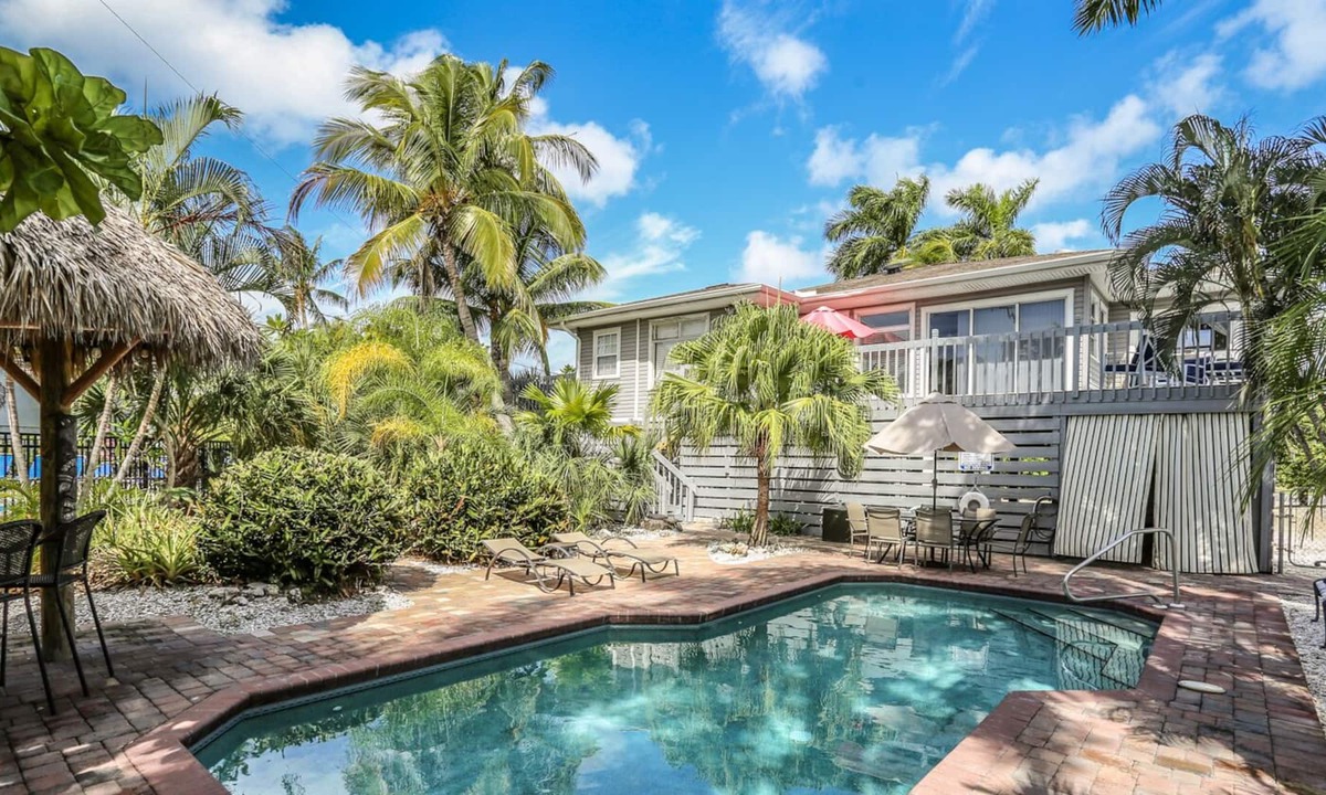 Mid Island House | Stylish home w. tropical landscaping, private pool + hot tub