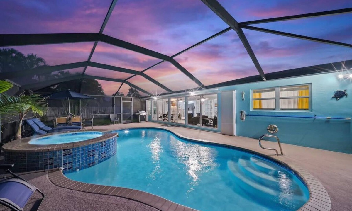 Naples Park House | Stylish Naples Retreat Heated Pool + Spa Minutes to Beach