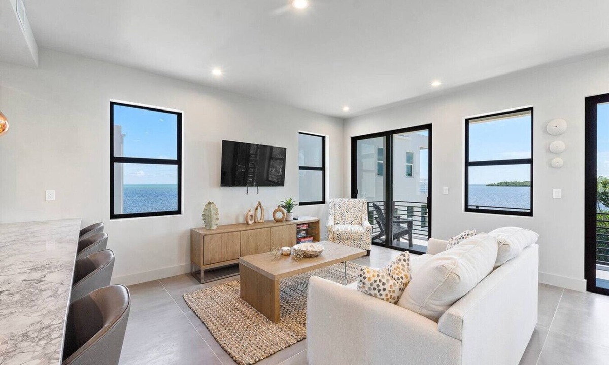 Paradise Point House | Stylish Oceanview Kayak Getaway w/Pool & Hot Tub!