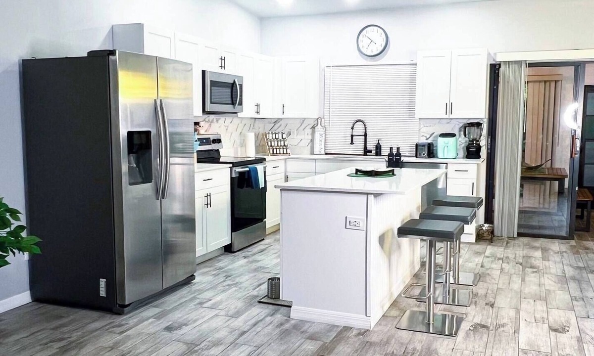 Lochmoor Waterway Estates House | Stylish Retreat: Near Beaches & Downtownnn