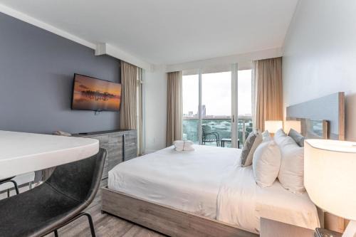 Coconut Grove Apartment | Stylish Studio at Hotel Arya King Bed Full Kitchen City View Balcony and Parking