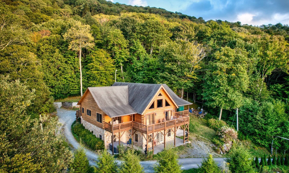 Banner Elk Cabin | Sugar Bear Lodge Log home across from Sugar MTN Hot tub, pool table, VIEWS!