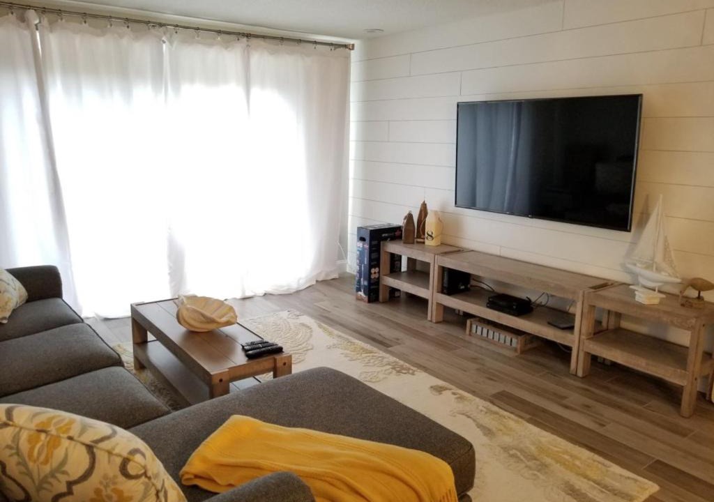 Crescent Beach Apartment | Summerhouse 143 Condo