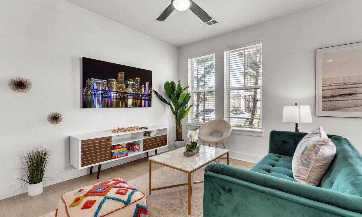 Ruskin Apartment | Sun-Kissed Sanctuary: Family-Friendly 3 Bed Oasis