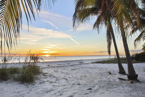 Fort Myers Beach House | Sun Kissed Villa by Sun Palace Vacations