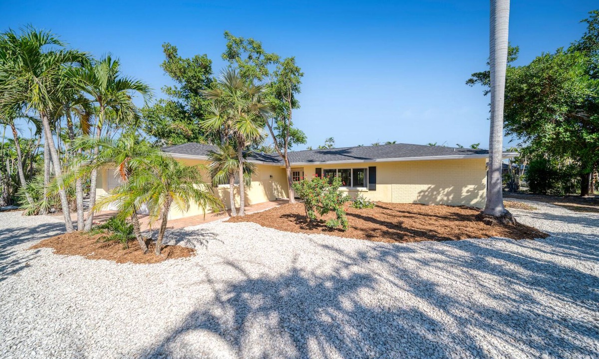 Sanibel House | Sunken Treasure: On West Gulf Across from Beach!