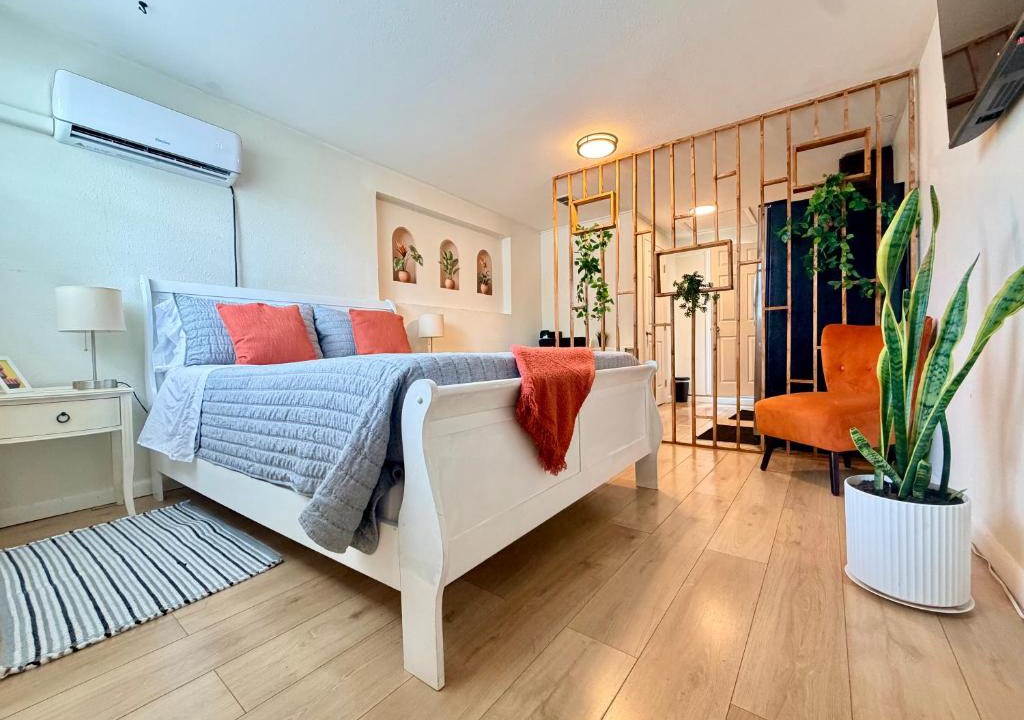 Orlando Apartment | Sunny Baldwin Park Studio Walk to Cafés & Downtown Orlando