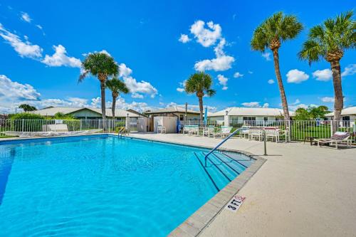 Highland Villa | Sunny Canal-View Villa w/Lanai in Sebring!