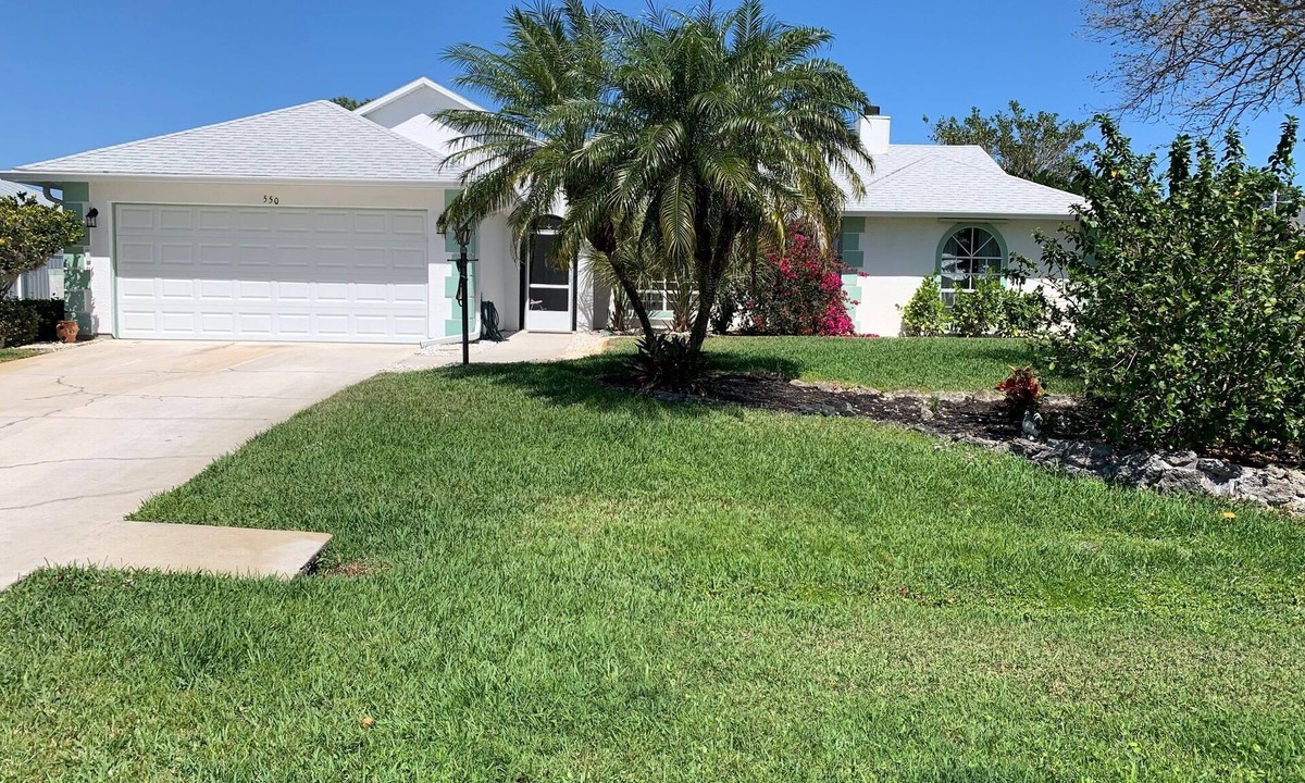 Sebastian Highlands House | Sunny Florida style home with a beautiful covered pool located near the ocean.