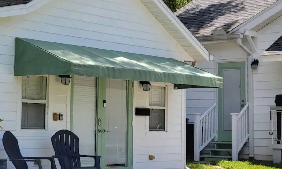 Dixieland Apartment | Sunny Lake Studio Cottage w/Patio Retreat - Full kitchen
