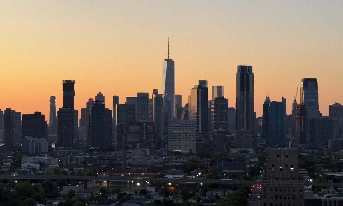 McGinley Square Apartment | Sunny Modern Apt ; Skyline & Statue of Liberty View ; 15 Min to MetLife & NYC