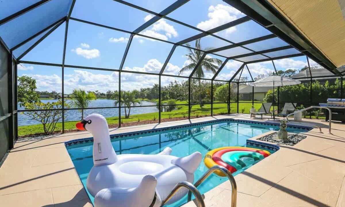 Naples House | Sunny Naples 3BR Retreat w/Heated Pool & BBQ