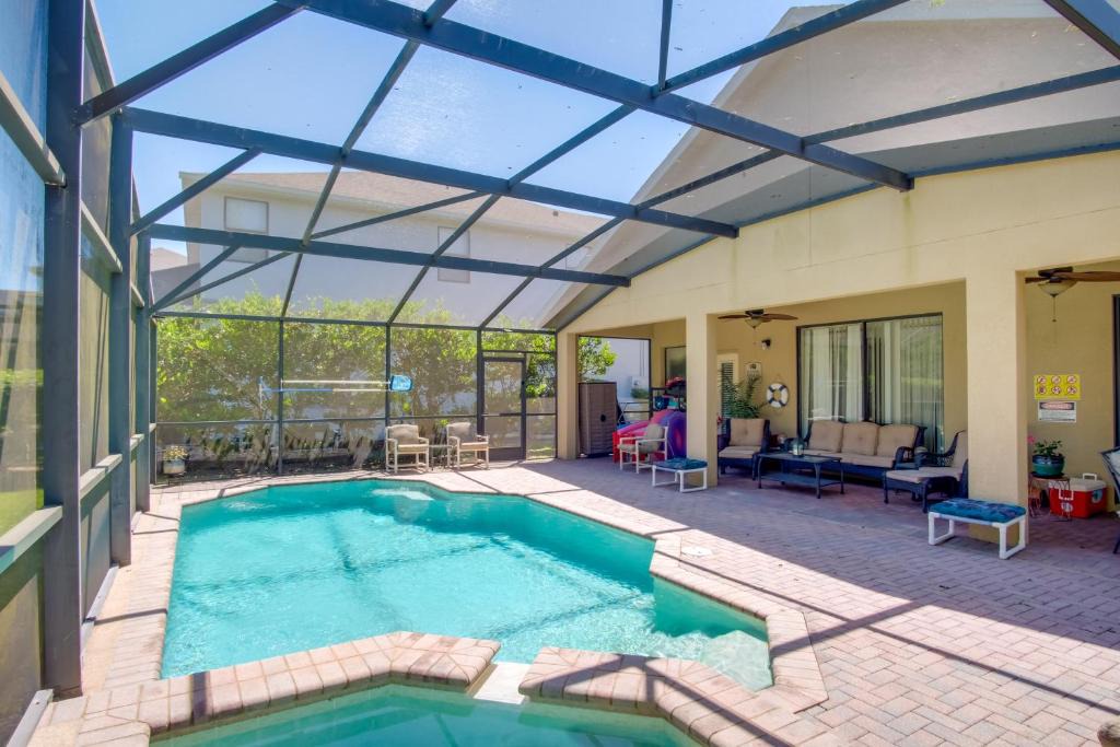 Bridgeford Crossing House | Sunny Villa w/Lanai: 17 Mi to Disney!