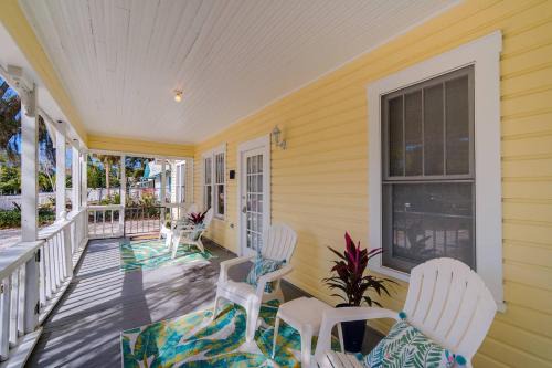 Central Sarasota House | Sunshine Bungalow