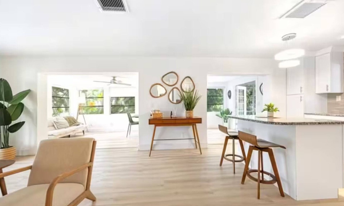 East Naples House | Sunshine Luxe Getaway