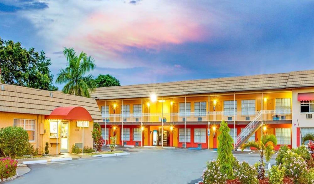 North Trail Hotel | SureStay Hotel by Best Western Sarasota North