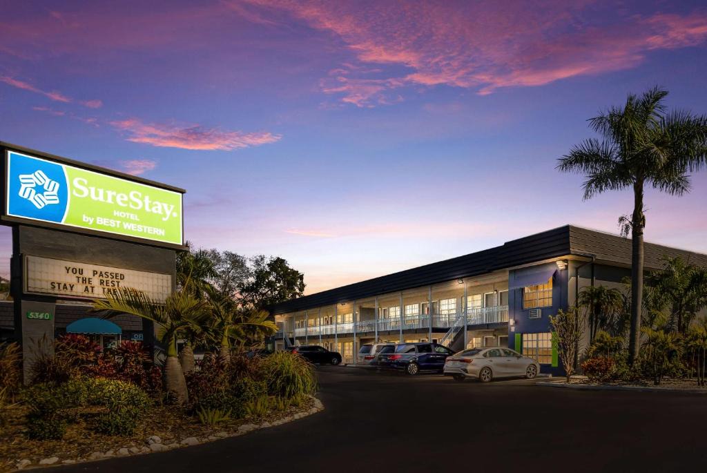 North Trail Hotel | SureStay Hotel by Best Western Sarasota Lido Beach