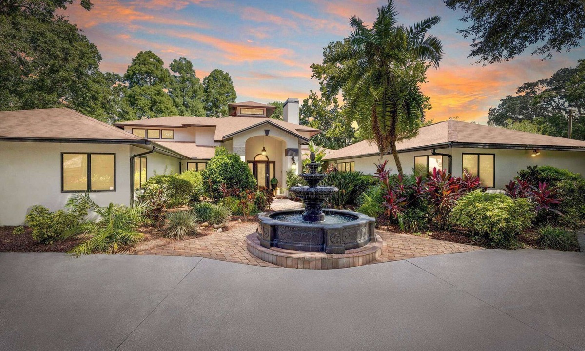 Temple Terrace House | Tampa Oasis | Private Pool + Sauna | Sleeps 14