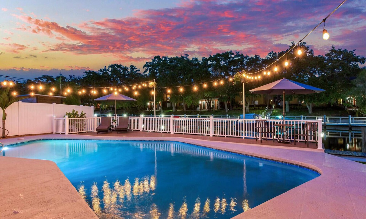 Tampa Shores House | Tampa Villa w Private Dock Luxury Heated POOL & Hot tub