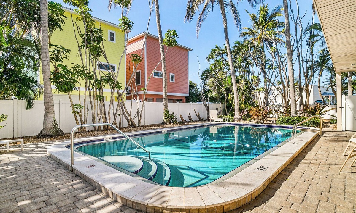 Ilexhurst House | Terrace Condo 6 · 3 Balconies · 300 Yds Beach