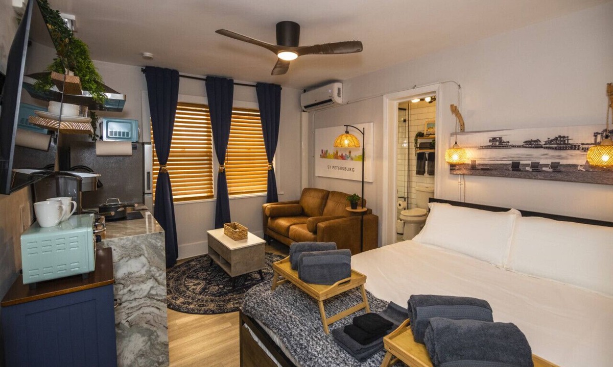 Downtown St. Petersburg Bed & Breakfast | The 1888 Hotel (306) Queen Studio Suite