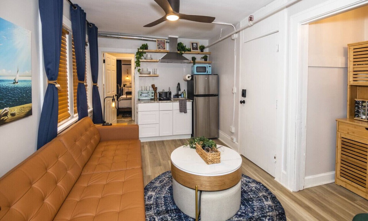 Downtown St. Petersburg Bed & Breakfast | The 1888 Hotel 302 (A/B/C) 2 Bed/1 Bath King Suite