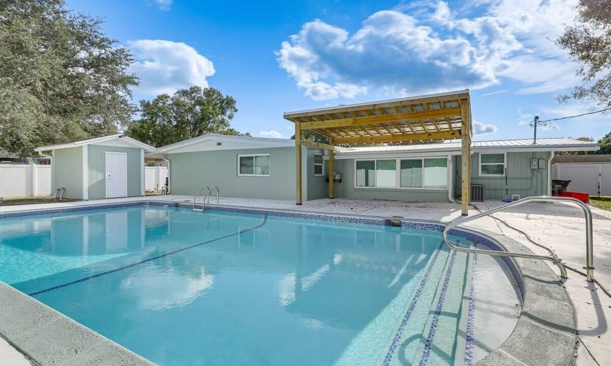Clewiston House | The Angler's Dream- Beautiful 4BR Home & HUGE Pool