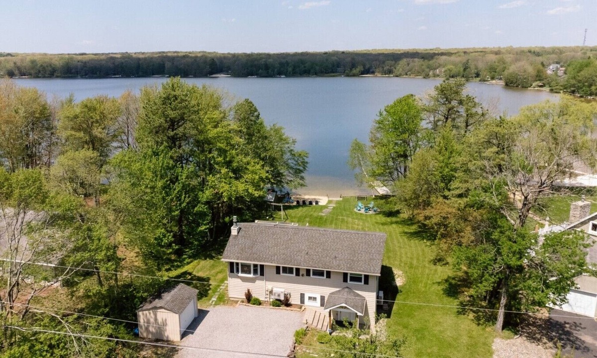 Jim Thorpe House | The Bear Creek Lake House: Lake-Front | Kayaks | Fire Pit | Grill | Beach