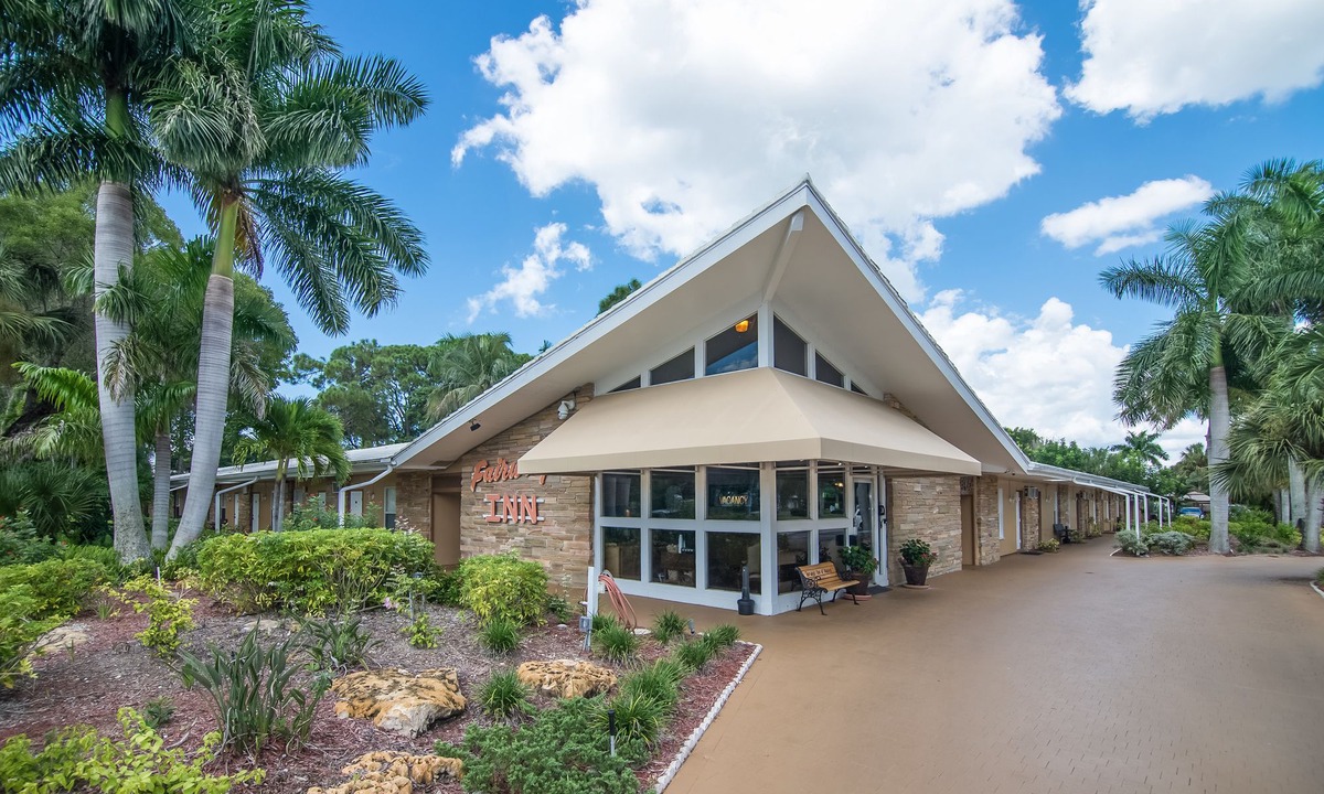 Palm River Estates Hotel | The Fairways Inn of Naples