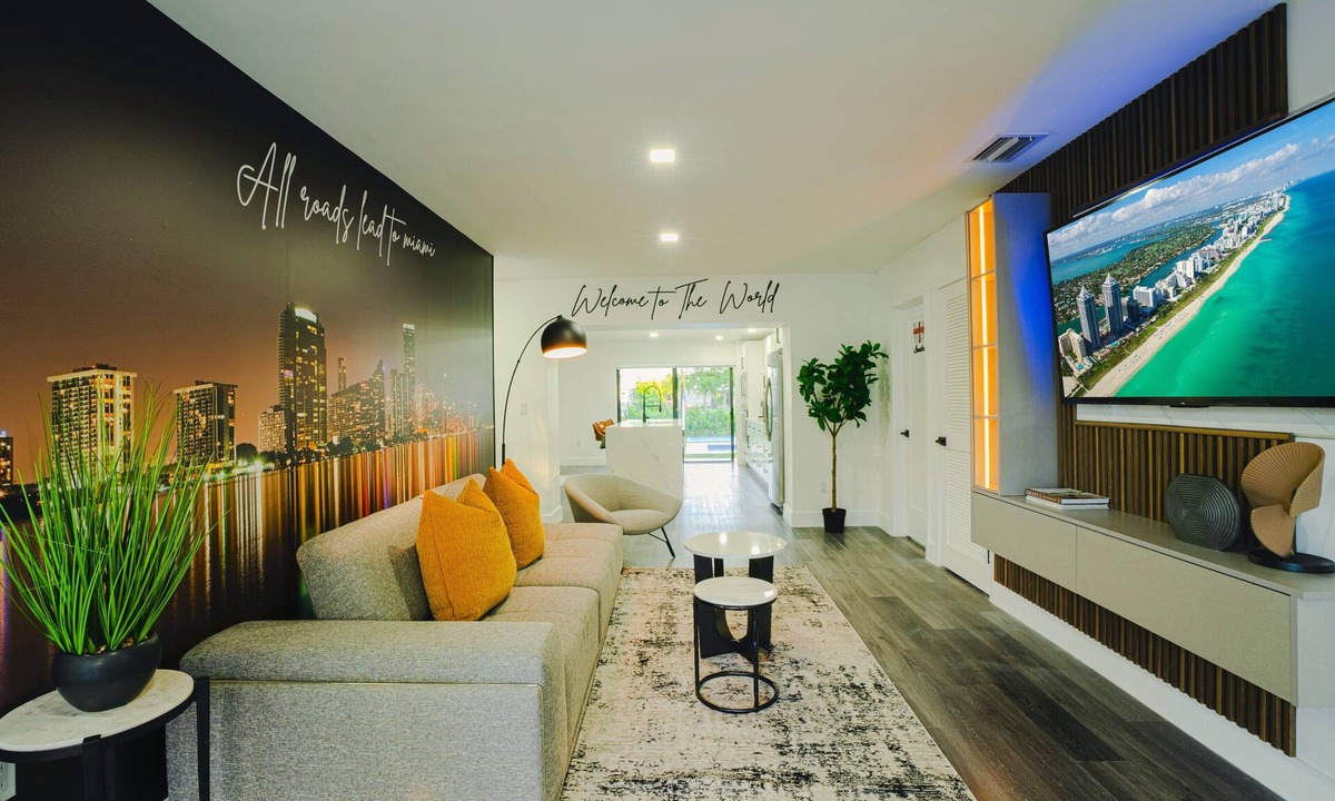 Tamiami House | The Grand World Mansion/9 Bedrooms/Game Room/Htd Pool/Pickleball/Mini Golf/BBQ
