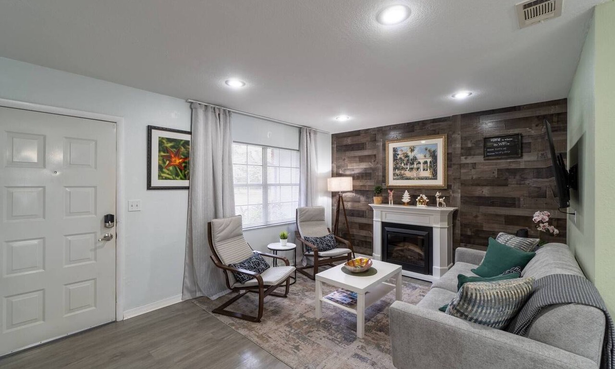 Pinellas Park House | The Lakehouse at Pinellas Park