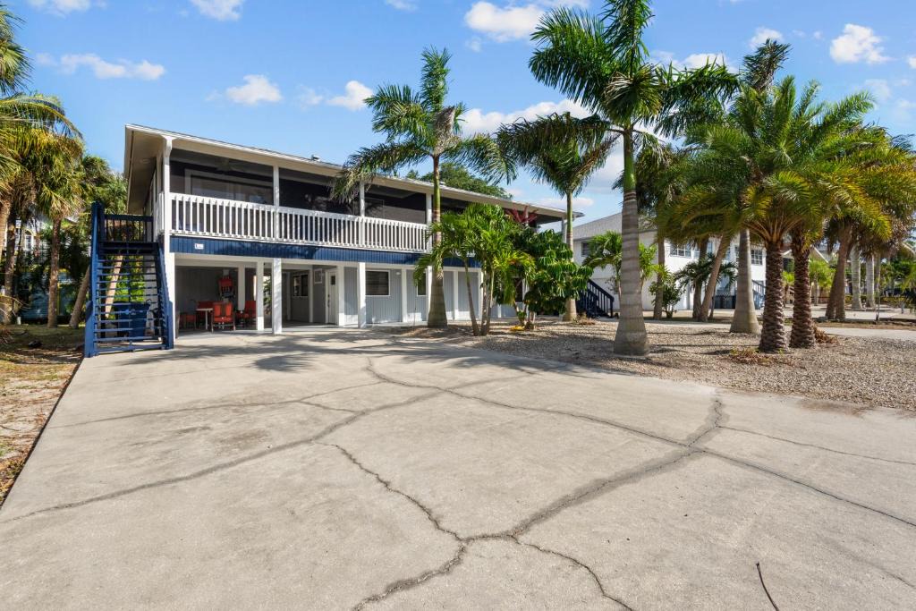 Mid Island Apartment | The Pina Colada at the Anchorage