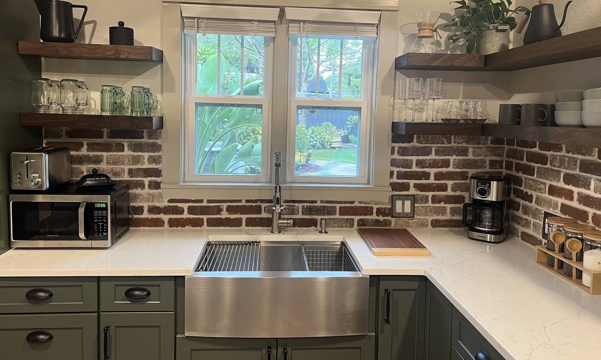 United Central Apartment | The Pool House Retreat