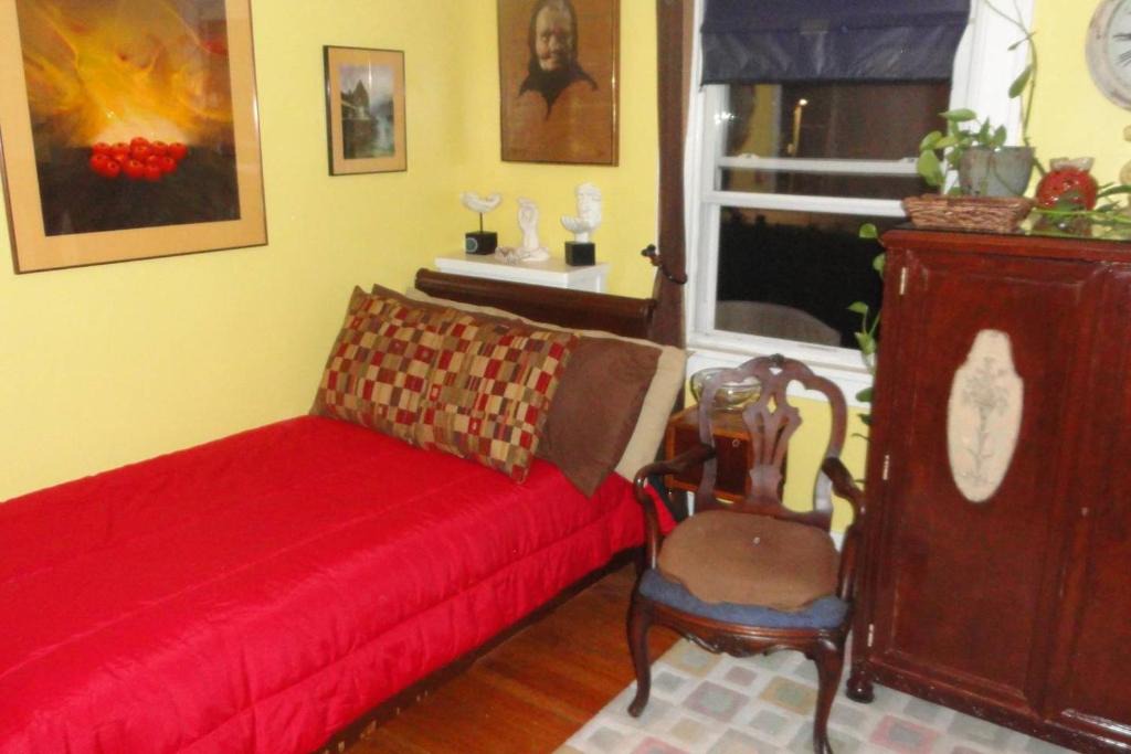 White Plains Bed & Breakfast | The Red Rooster