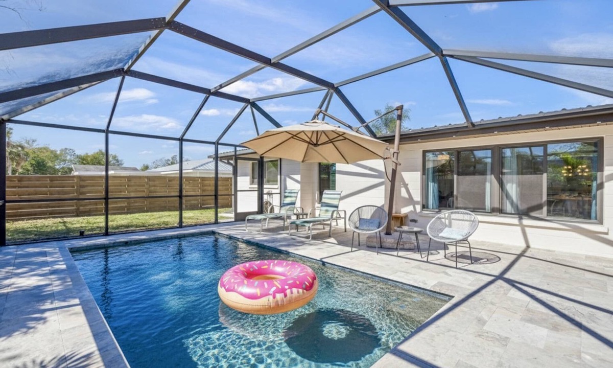 Ridge Wood Heights House | The Sarasota Starburst: Mid-Century Modern Home with Heated Pool, Dog Friendly, & Ideal Work Setup