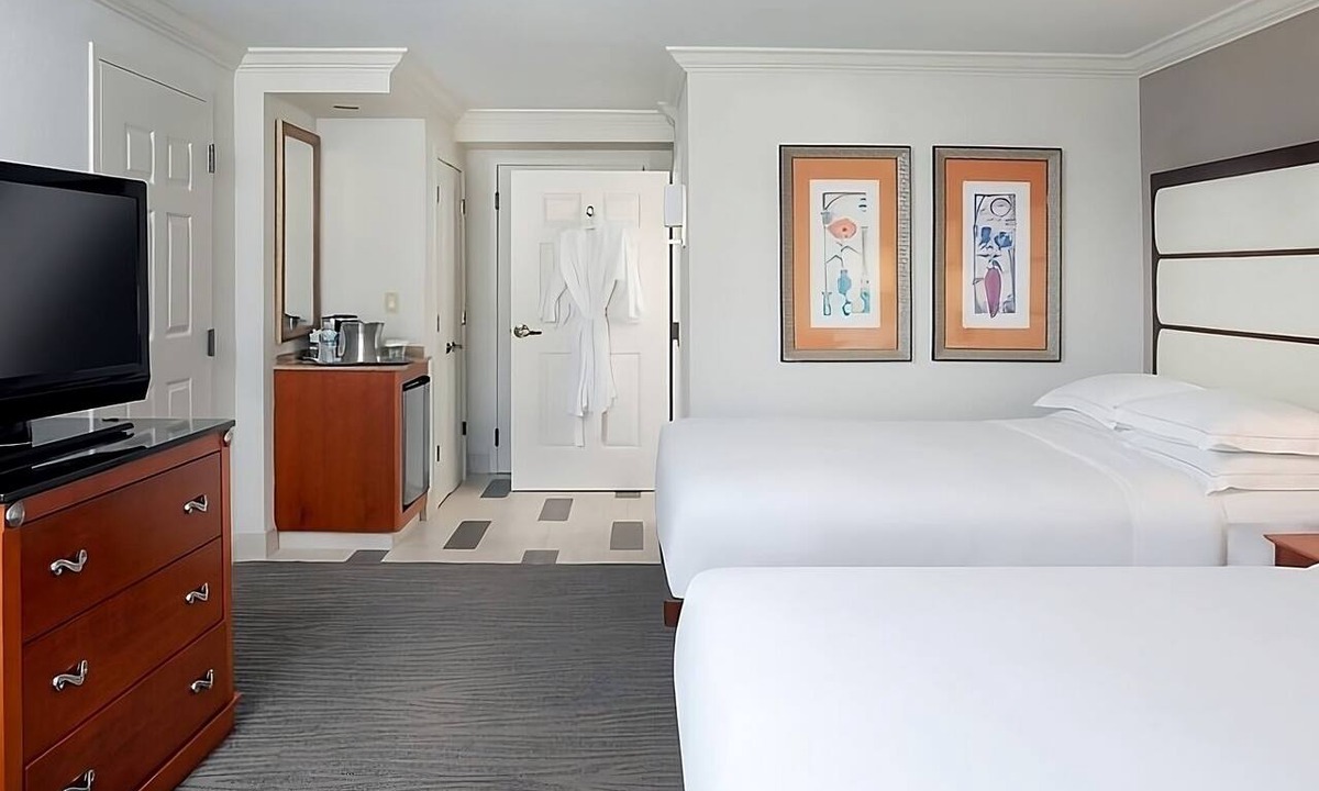 Park Shore Hotel | The Smart Choice for Your Next Getaway! 3 Units, Outdoor Pool, Free Parking!