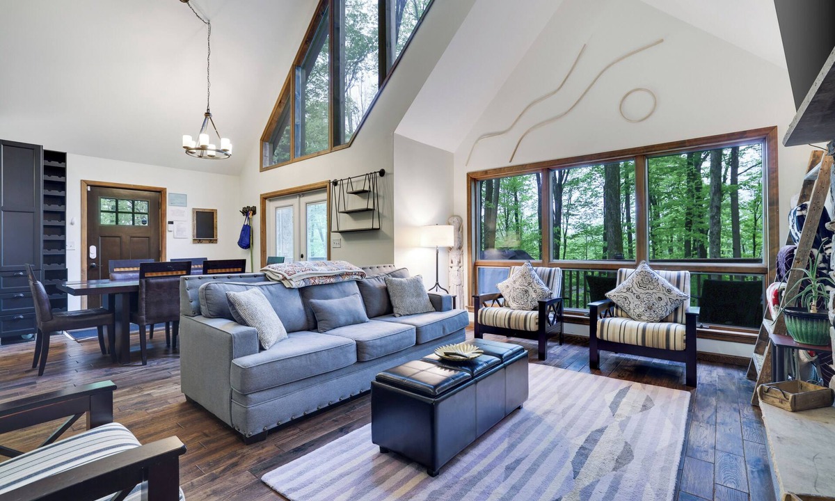 Lake Ariel Cabin | The Sparrow’s Hideout: Hot Tub Lake Ski Fire Pit