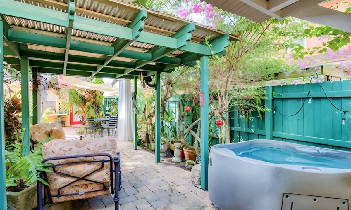 West Palm Beach House | The Tango House - Central Stay, Jacuzzi and Garden
