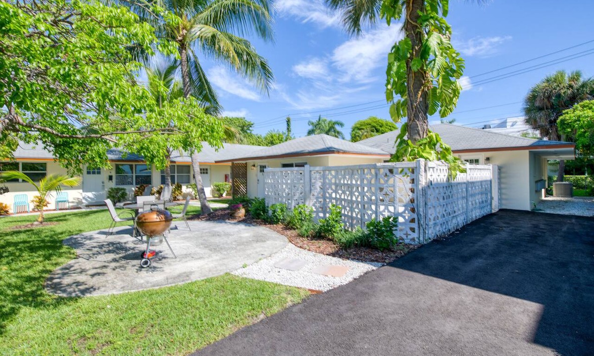 Singer Island Apartment | Three condos less than a mile to the beach with courtyard and charcoal grill
