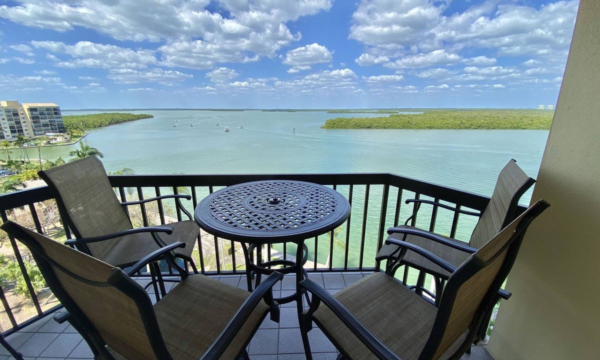 South Island Condo | Time to exhale. Sunrise from the balcony, and sunsets from the screened Lanai