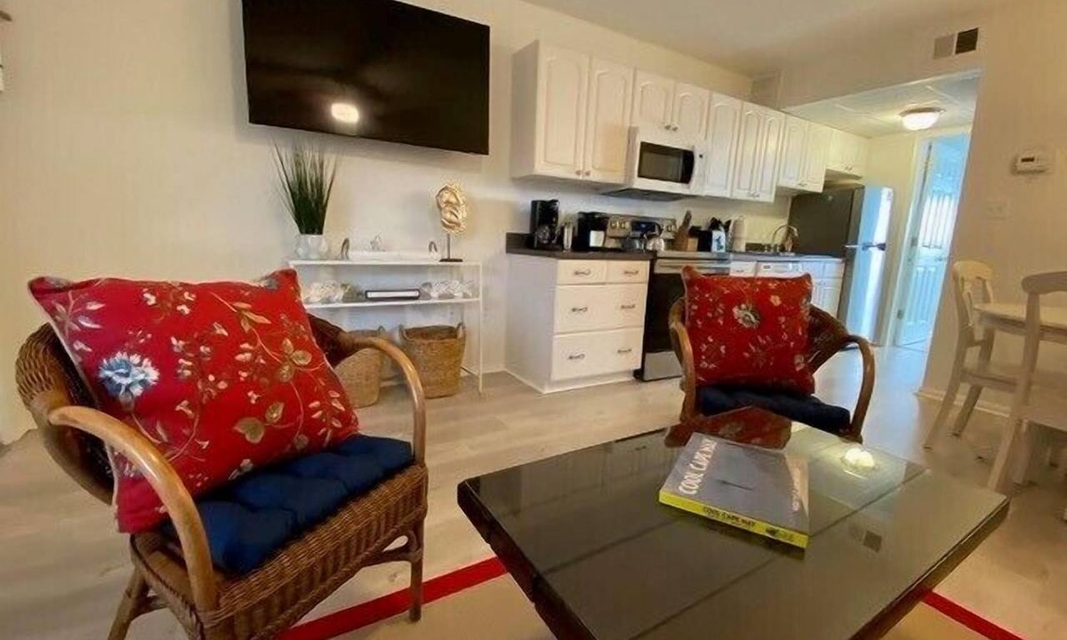 Admiral Estates Condo | Top floor unit with water view from bedroom!