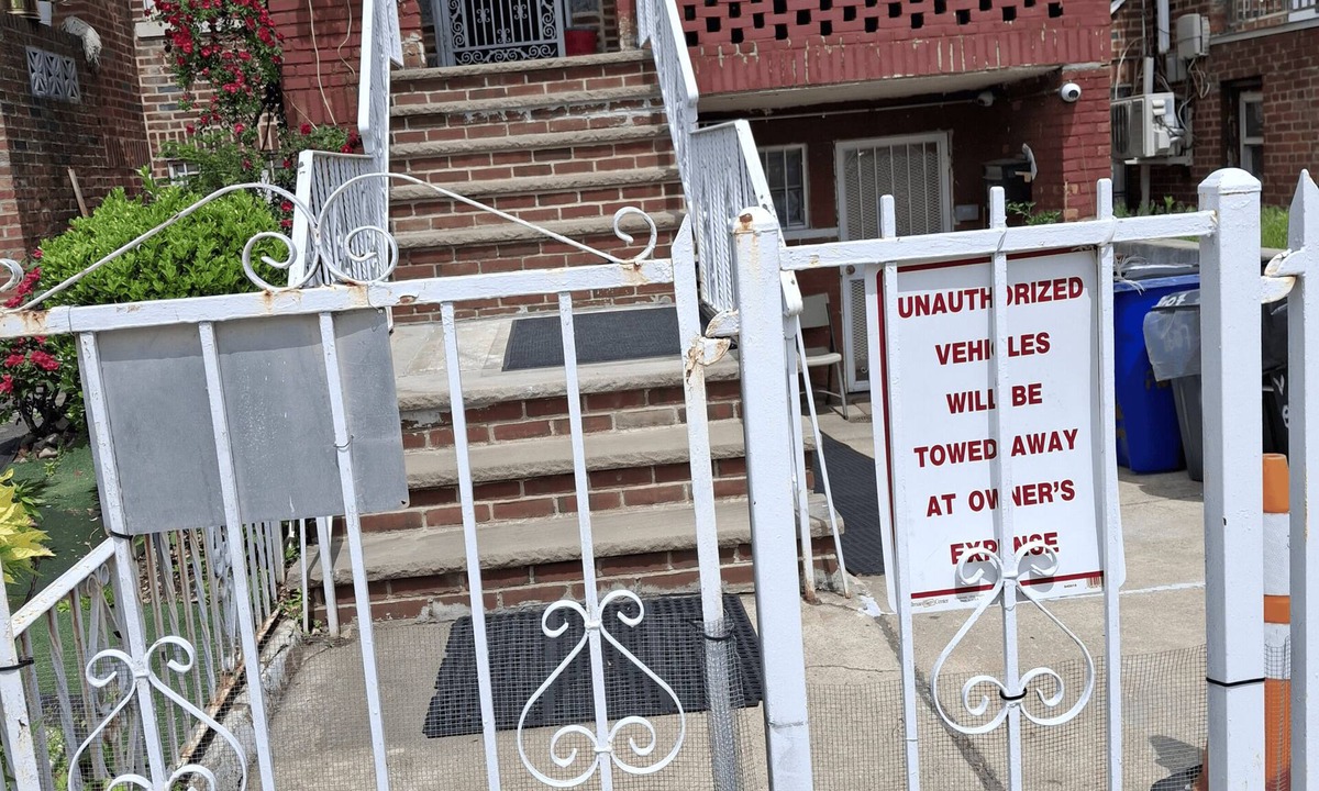 East Flatbush Apartment | Tranquil 1-bedroom apartment share with AC in vibrant Brooklyn Near B8 Bus Stop