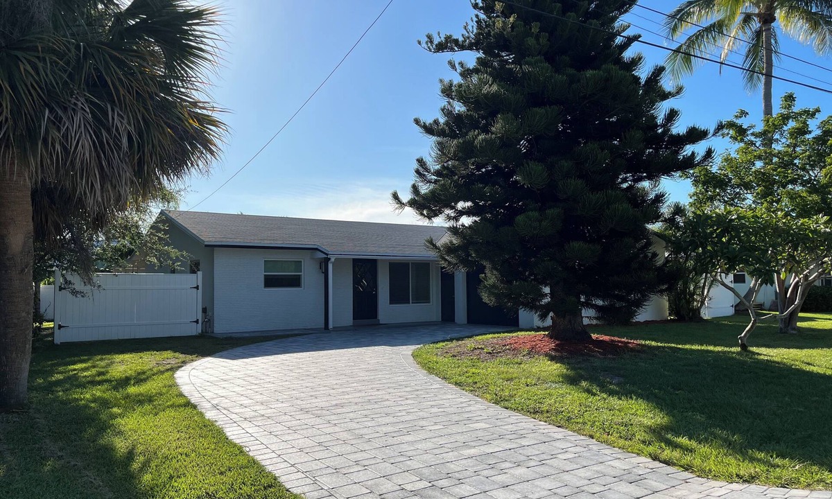 North Center Street House | Tranquil 4/3 house in welcoming Jupiter. Centerallly located