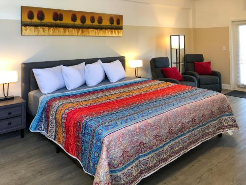 Iona House | TriLuxe Inn & Studios
