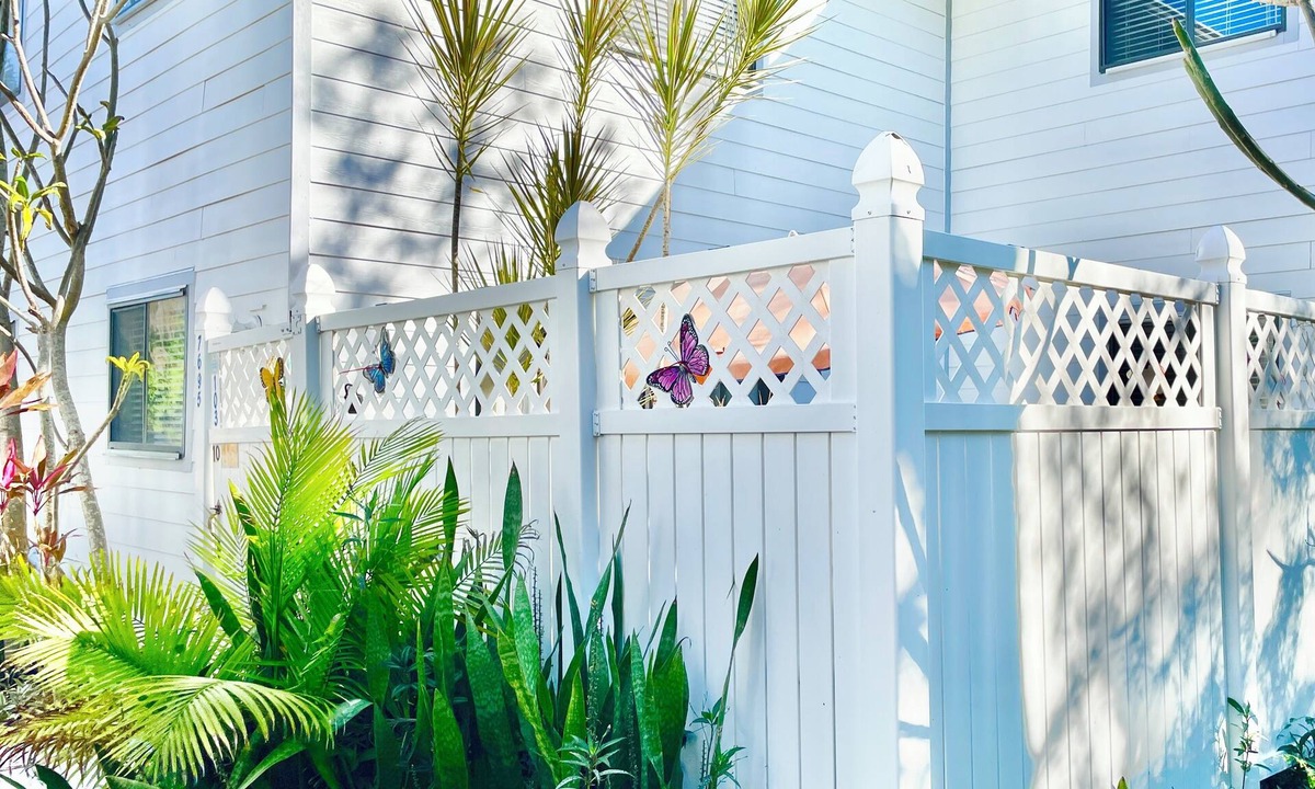 Pine Manor House | TROPICAL BREEZE TOWNHOUSE WITH LARGE PRIVATE PATIO 2 BEDROOMS-2 BATHROOMS